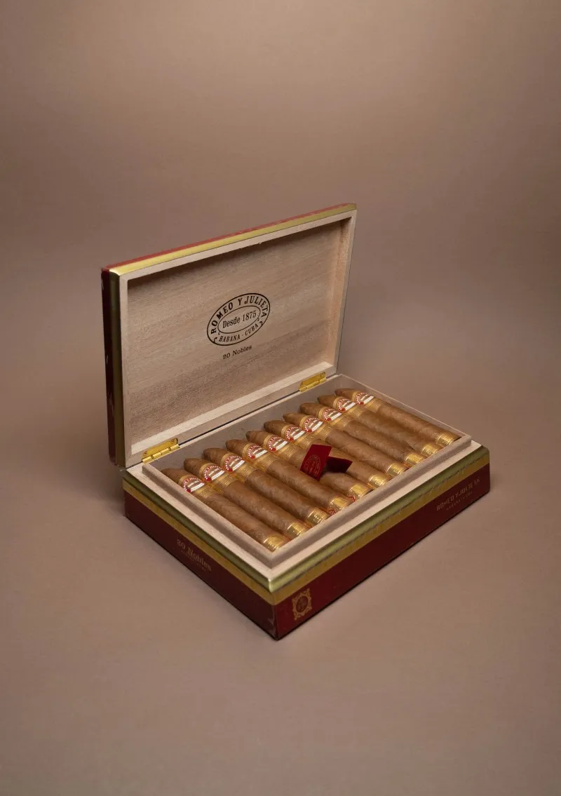 Romeo Y Julieta, Linea de Oro Nobles