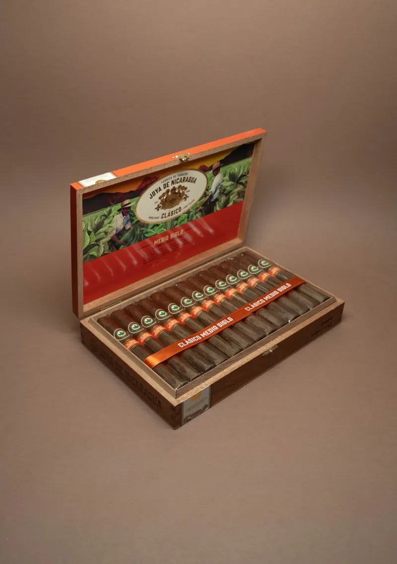 Joya de Nicaragua, Clasico Medio Siglo Toro