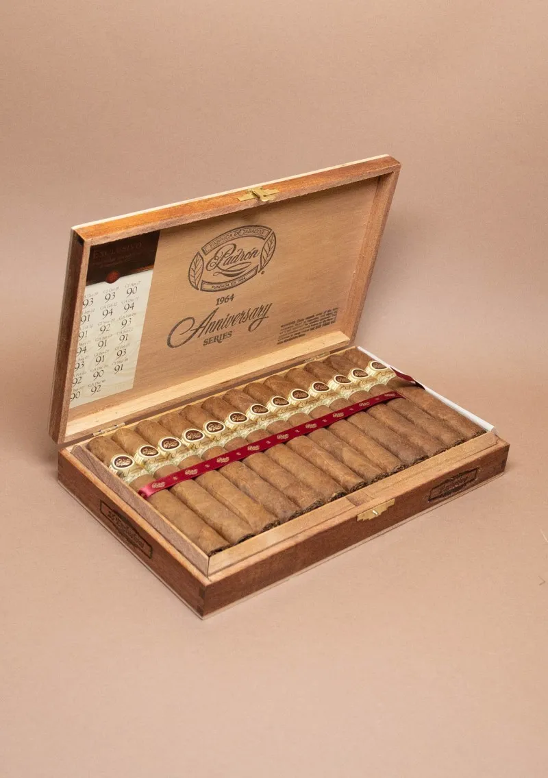 Padron, 1964 Anniversary Exclusivo Natural — alternate view